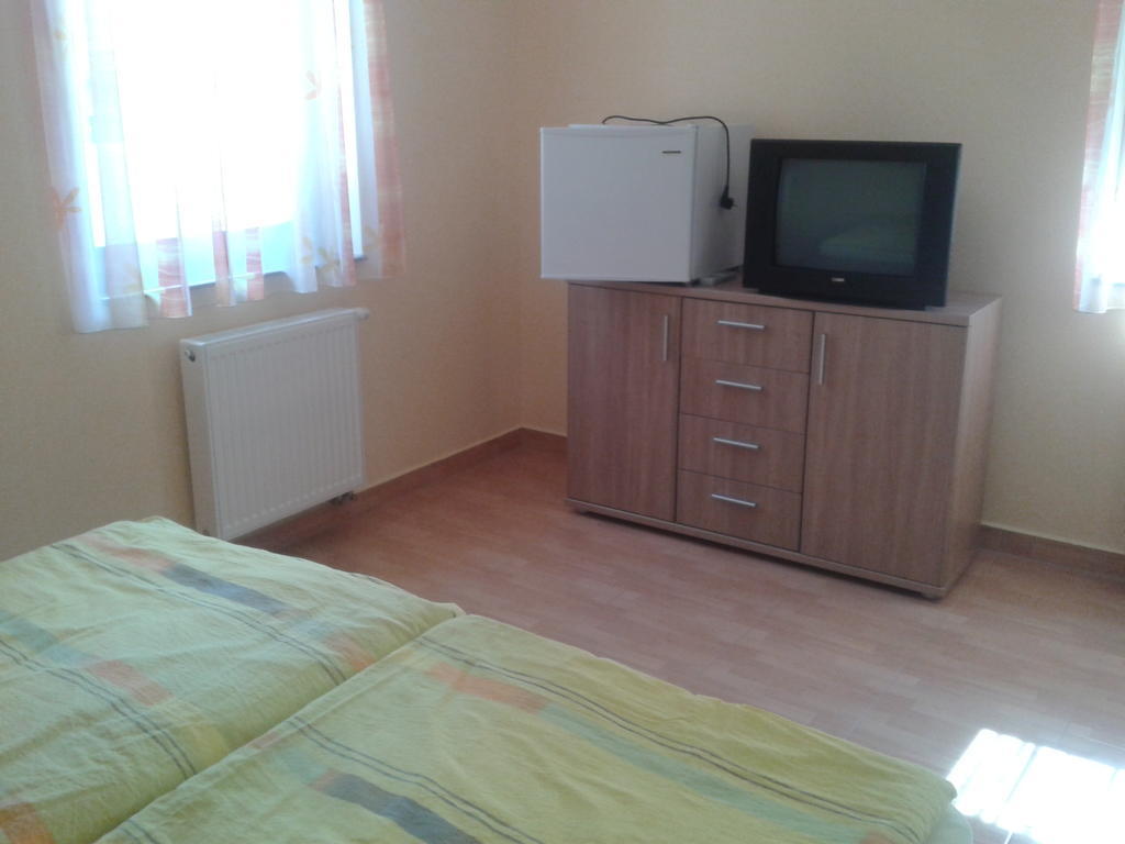 Hatarmenti Vendeghaz Zsira Zimmer foto
