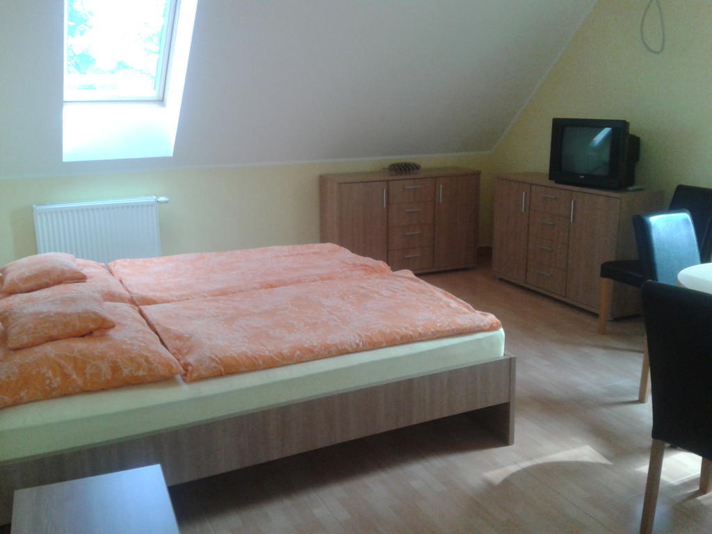 Hatarmenti Vendeghaz Zsira Zimmer foto